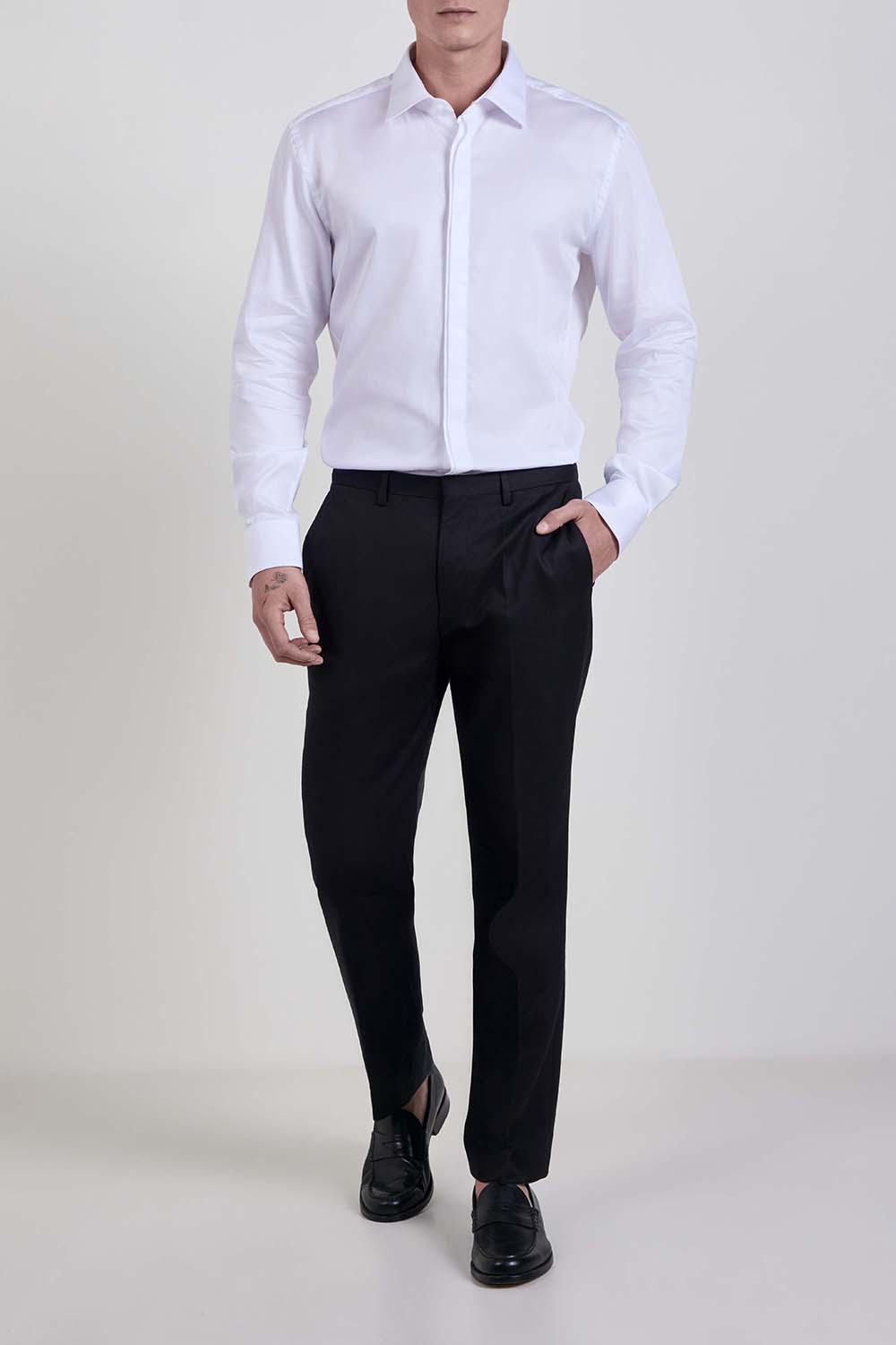 תמונת כל הלוק של מכנסיים מחויטים